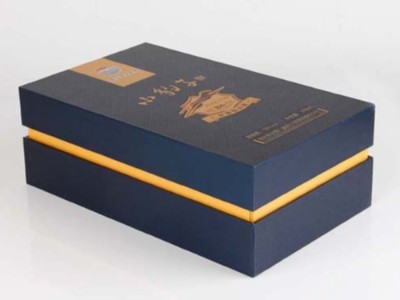 包裝盒定做廠家為您分析，為什么酒盒包裝覆膜后會(huì)出現(xiàn)顏色色差？