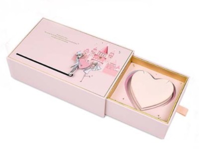 紙盒定制廠家告訴你，在制作愛心禮品包裝盒過程中，需要注意的問題